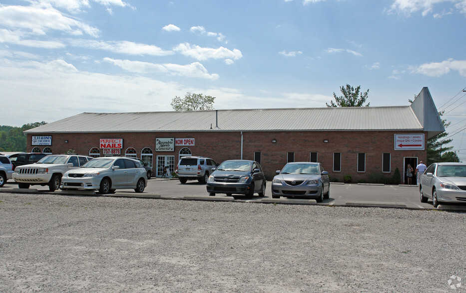 3657 Teays Valley Rd – 1,000 SF of Retail Space Available in Hurricane, WV – For Lease – www.realcorpinc.com