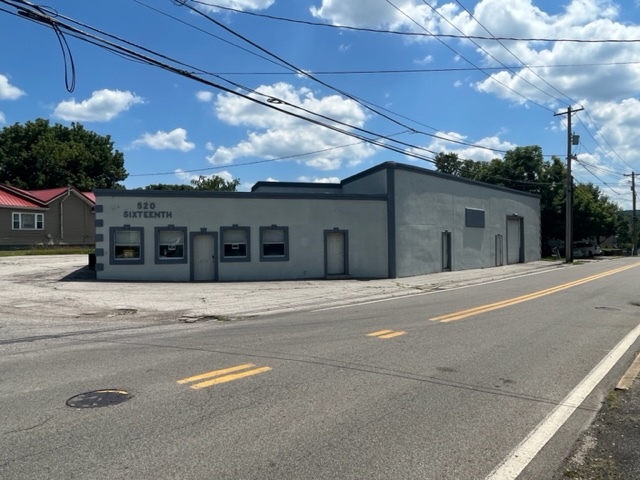 520 16th St 4,700 SF of Industrial Space Available in Dunbar, WV 25064
