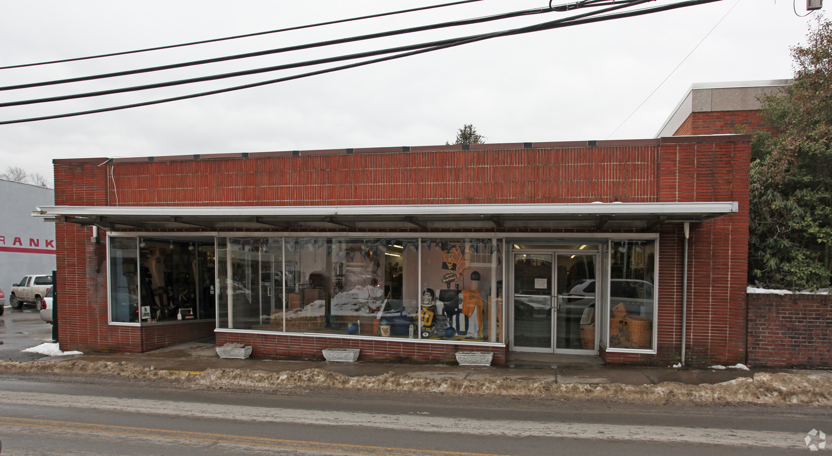 115 W Maple Ave 8,801 – 8,810 SF of Retail Space Available in Fayetteville, WV 25840